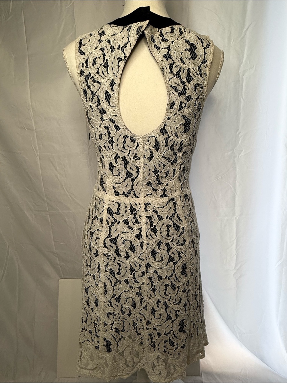 Victoria’s Secret Overlay Bow-Trim Sheath Dress in White and Black - Picture 6 of 10